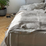 Dabīgi pelēki-balti mistrots lina/kokvilnas vafeļauduma gultas pārklājs, dažādi izmēri