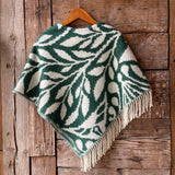 Zaļa toņa īsais/pusgarais aitas vilnas pončo ar baltām bārkstīm