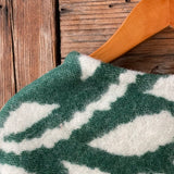 Zaļa toņa īsais/pusgarais aitas vilnas pončo ar baltām bārkstīm