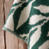 Zaļa toņa īsais/pusgarais aitas vilnas pončo ar baltām bārkstīm