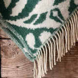 Zaļa toņa īsais/pusgarais aitas vilnas pončo ar baltām bārkstīm