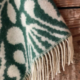 Zaļa toņa īsais/pusgarais aitas vilnas pončo ar baltām bārkstīm