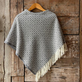 Pelēka toņa īsais/pusgarais aitas vilnas pončo ar baltām bārkstīm