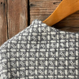 Pelēka toņa īsais/pusgarais aitas vilnas pončo ar baltām bārkstīm