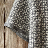 Pelēka toņa īsais/pusgarais aitas vilnas pončo ar baltām bārkstīm