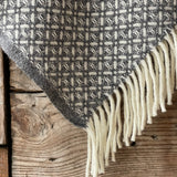 Pelēka toņa īsais/pusgarais aitas vilnas pončo ar baltām bārkstīm