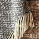 Pelēka toņa īsais/pusgarais aitas vilnas pončo ar baltām bārkstīm