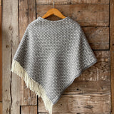 Pelēka toņa īsais/pusgarais aitas vilnas pončo ar baltām bārkstīm