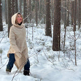 Bēšīga toņa garais 100% vilnas pončo ar kapuci un baltām bārkstīm