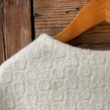 Tirkīzzila toņa īsais/pusgarais aitas vilnas pončo ar baltām bārkstīm