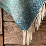 Tirkīzzila toņa īsais/pusgarais aitas vilnas pončo ar baltām bārkstīm