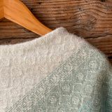 Tirkīzzila toņa īsais/pusgarais aitas vilnas pončo ar baltām bārkstīm