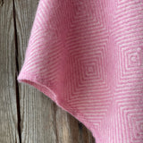 Koši rozā toņa īsais/pusgarais aitas vilnas pončo ar baltām bārkstīm