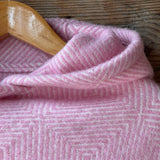 Koši rozā toņa īsais/pusgarais aitas vilnas pončo ar kapuci un baltām bārkstīm