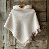 Maigi rozā toņa īsais/pusgarais aitas vilnas pončo ar kapuci un rozā bārkstīm