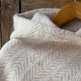 Maigi rozā toņa īsais/pusgarais aitas vilnas pončo ar kapuci un rozā bārkstīm