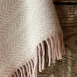 Maigi rozā toņa īsais/pusgarais aitas vilnas pončo ar kapuci un rozā bārkstīm