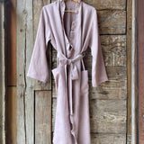 Pelēkas lavandas toņa mīkstināta lina auduma halāts ar cakiņu jostiņu, iešūtām piedurknēm, uzšūtām kabatām