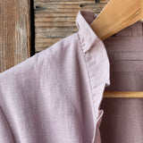 Pelēkas lavandas toņa mīkstināta lina auduma halāts ar cakiņu jostiņu, iešūtām piedurknēm, uzšūtām kabatām