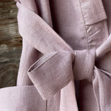 Pelēkas lavandas toņa mīkstināta lina auduma halāts ar cakiņu jostiņu, iešūtām piedurknēm, uzšūtām kabatām