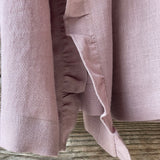 Pelēkas lavandas toņa mīkstināta lina auduma halāts ar cakiņu jostiņu, iešūtām piedurknēm, uzšūtām kabatām