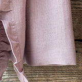 Pelēkas lavandas toņa mīkstināta lina auduma halāts ar cakiņu jostiņu, iešūtām piedurknēm, uzšūtām kabatām