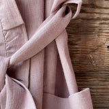 Pelēkas lavandas toņa mīkstināta lina auduma halāts ar cakiņu jostiņu, iešūtām piedurknēm, uzšūtām kabatām