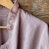 Pelēkas lavandas toņa mīkstināta lina auduma halāts ar cakiņu jostiņu, iešūtām piedurknēm, uzšūtām kabatām