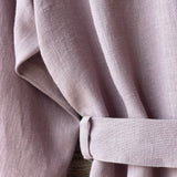 Pelēkas lavandas toņa mīkstināta lina auduma halāts ar cakiņu jostiņu, iešūtām piedurknēm, uzšūtām kabatām