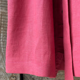 Zemeņu rozā toņa mīkstināta lina auduma halāts ar cakiņu jostiņu, iešūtām piedurknēm, uzšūtām kabatām