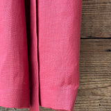 Zemeņu rozā toņa mīkstināta lina auduma halāts ar cakiņu jostiņu, iešūtām piedurknēm, uzšūtām kabatām