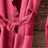 Zemeņu rozā toņa mīkstināta lina auduma halāts ar cakiņu jostiņu, iešūtām piedurknēm, uzšūtām kabatām