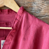 Zemeņu rozā toņa mīkstināta lina auduma halāts ar cakiņu jostiņu, iešūtām piedurknēm, uzšūtām kabatām