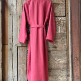 Zemeņu rozā toņa mīkstināta lina auduma halāts ar cakiņu jostiņu, iešūtām piedurknēm, uzšūtām kabatām