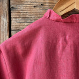 Zemeņu rozā toņa mīkstināta lina auduma halāts ar cakiņu jostiņu, iešūtām piedurknēm, uzšūtām kabatām