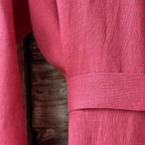 Zemeņu rozā toņa mīkstināta lina auduma halāts ar cakiņu jostiņu, iešūtām piedurknēm, uzšūtām kabatām