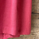 Zemeņu rozā toņa mīkstināta lina auduma halāts ar cakiņu jostiņu, iešūtām piedurknēm, uzšūtām kabatām