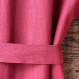 Zemeņu rozā toņa mīkstināta lina auduma halāts ar cakiņu jostiņu, iešūtām piedurknēm, uzšūtām kabatām