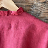 Zemeņu rozā toņa mīkstināta lina auduma halāts ar cakiņu jostiņu, iešūtām piedurknēm, uzšūtām kabatām