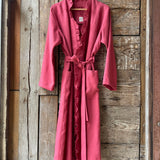 Zemeņu rozā toņa mīkstināta lina auduma halāts ar cakiņu jostiņu, iešūtām piedurknēm, uzšūtām kabatām