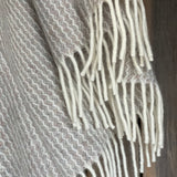 Gaiši bēšīgs aitas vilnas pleds ar delikātu svītriņu ornamentu, ar baltām bārkstīm 130X200cm