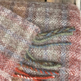 Dūmakaini bordo/pelēki rūtains aitas vilnas pleds ar bārkstīm 150X210cm