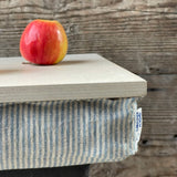 Brokastu paplāte, datora paliktnis, gultas paplāte, gaiši lazēts koks/gaiši zili svītrains spilvens