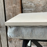 Brokastu paplāte, datora paliktnis, gultas paplāte, gaiši lazēts koks/gaiši zili svītrains spilvens