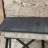 Brokastu paplāte, datora paliktnis, gultas paplāte, melns dēlītis/tumši pelēki sīki svītrains spilvens