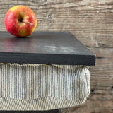 Brokastu paplāte, datora paliktnis, gultas paplāte, melns dēlītis/tumši pelēki sīki svītrains spilvens