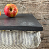 Brokastu paplāte, datora paliktnis, gultas paplāte, melns dēlītis/tumši pelēki sīki svītrains spilvens