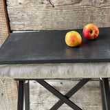 Brokastu paplāte, datora paliktnis, gultas paplāte, melns dēlītis/tumši pelēki sīki svītrains spilvens