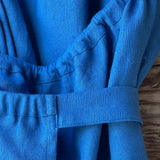 Rudzupuķu zila toņa mīkstināta lina pirts kleita ar sasienamām jostas bantēm