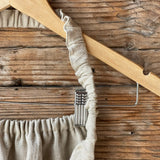 Dabīgi pelēka mīkstināta lina pirts kleita ar sasienamām jostas bantēm